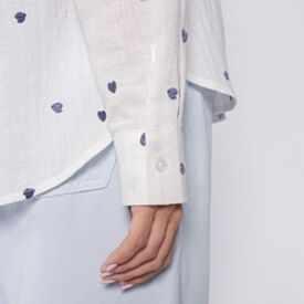 Camisa Feminina Em Algodão Com Bordado Boby Blues Off C/ Azul