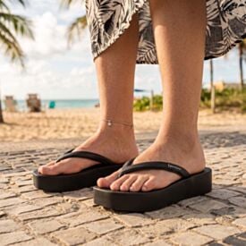 Chinelo Ipanema Feminino Pluma UP Preto/Preto/Branco