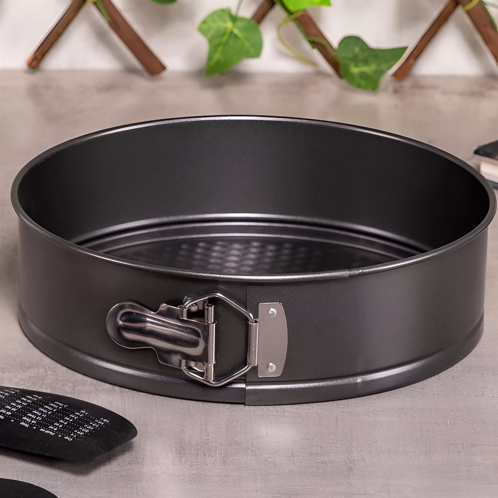 Forma Redonda Com Fundo Removível Havan Casa 24Cm - Preto