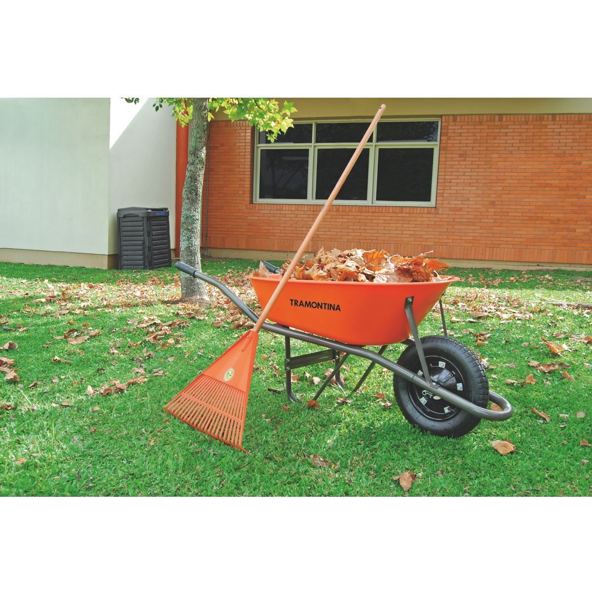 Vassoura Plástica Para Jardim 120Cm Tramontina - Laranja